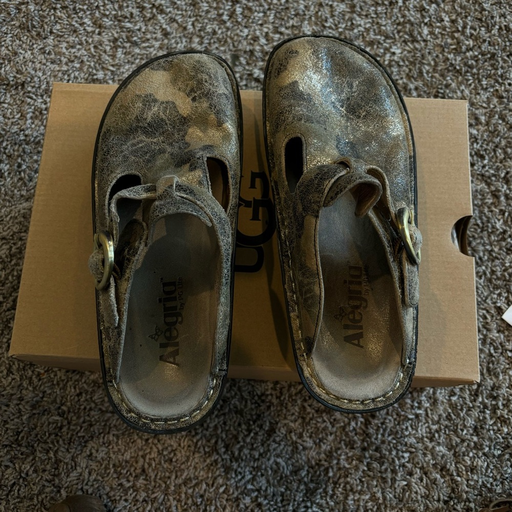 Algeria camo colored clogs, used, still have life left, very comfortable.